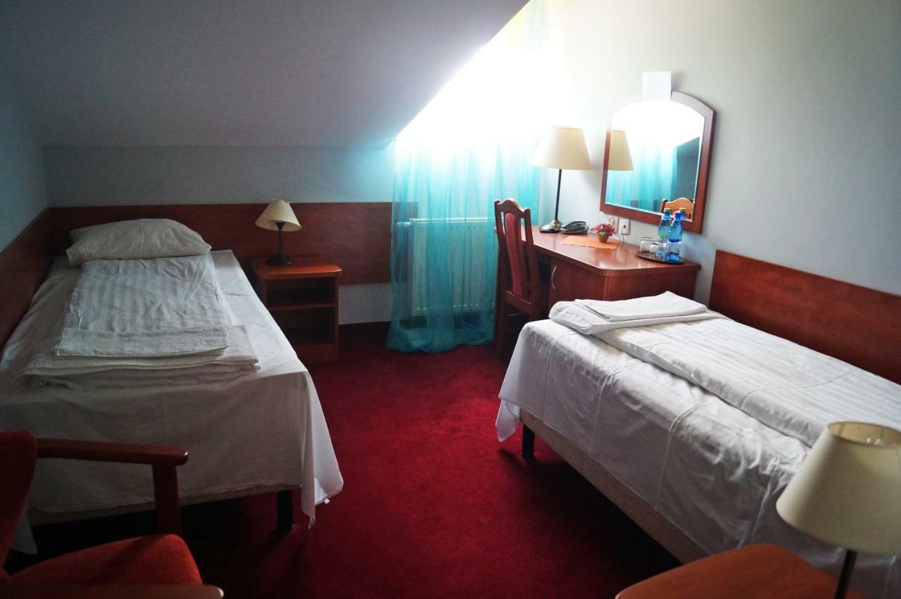 Dwor Dluzniewo Bed and Breakfast Buitenkant foto
