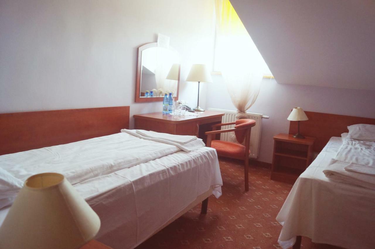 Dwor Dluzniewo Bed and Breakfast Buitenkant foto