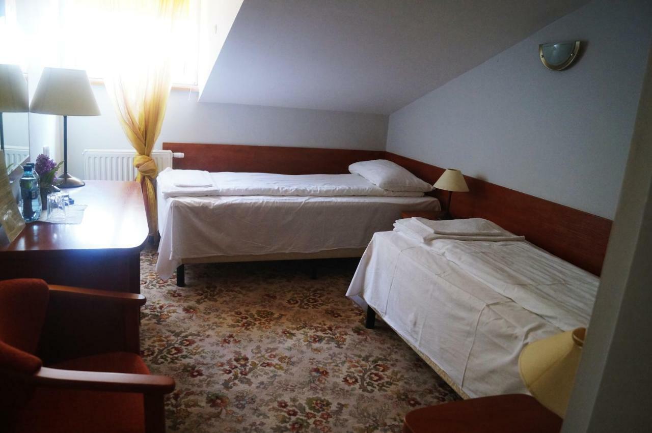 Dwor Dluzniewo Bed and Breakfast Buitenkant foto